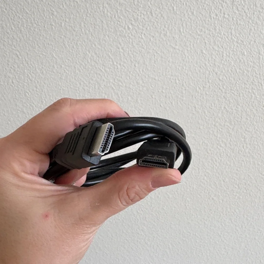 Auking White Projector with Remote - Picture 10 of 11